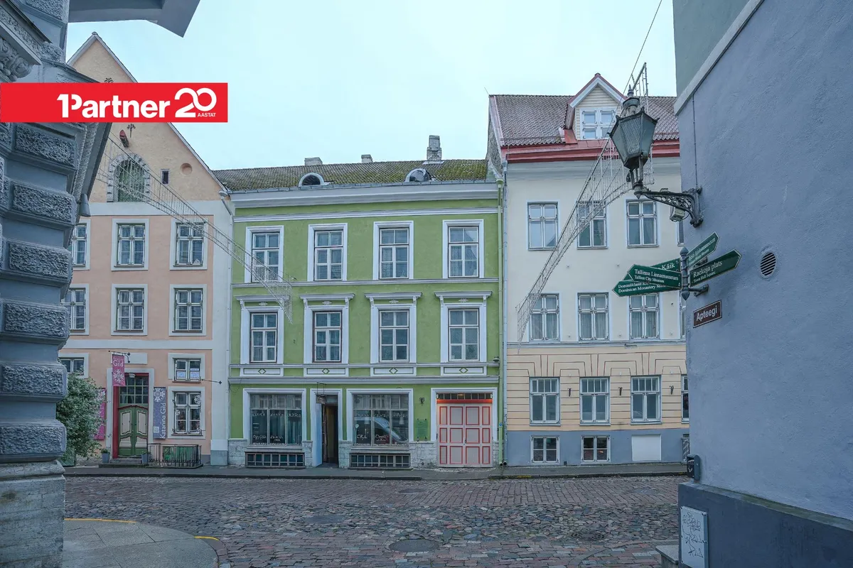 Raekoja plats 16 // Vene tn 3 – the building from outside